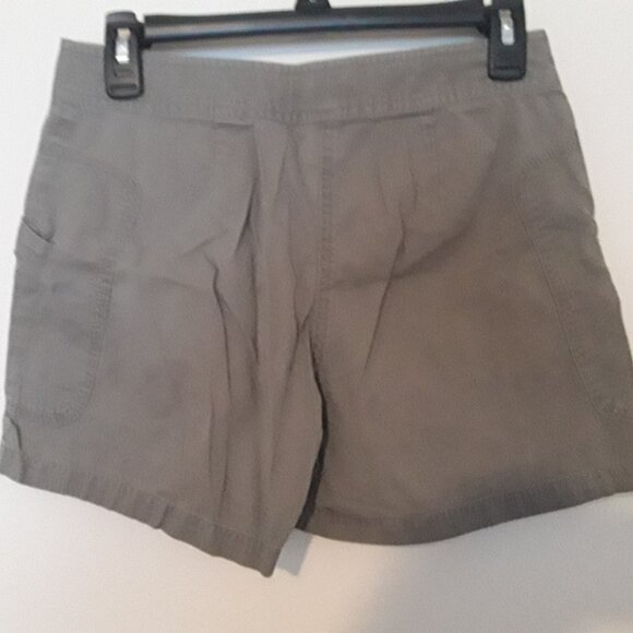 Bass G.H Bass & Co. ladies size 2 dark khkaki short shorts, zipper/2button fly - Picture 2 of 4